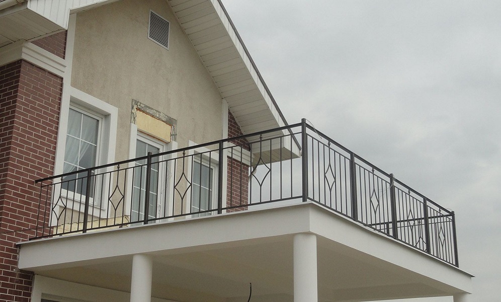 Балконы в частном доме из металла фото